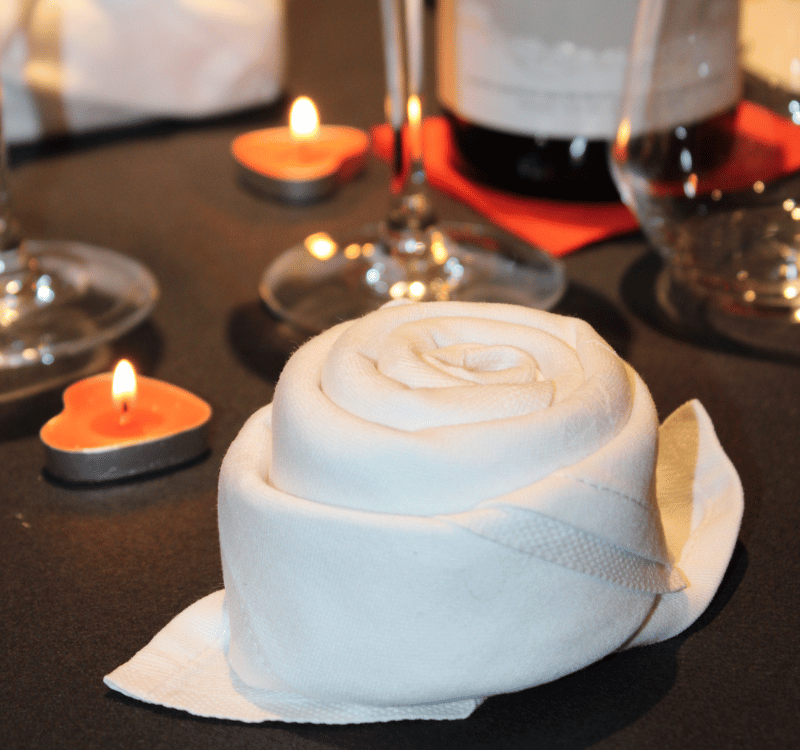 Serviette de table pliée en forme de rose pour la Saint-Valentin