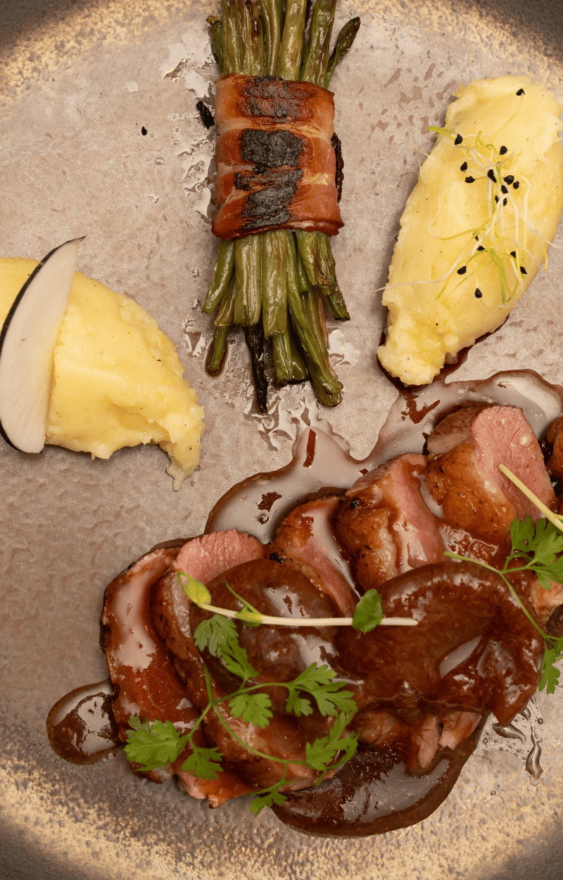 Magret de canard, purée de pommes de terre et haricots verts en fagot - L'Ardoise Restaurant